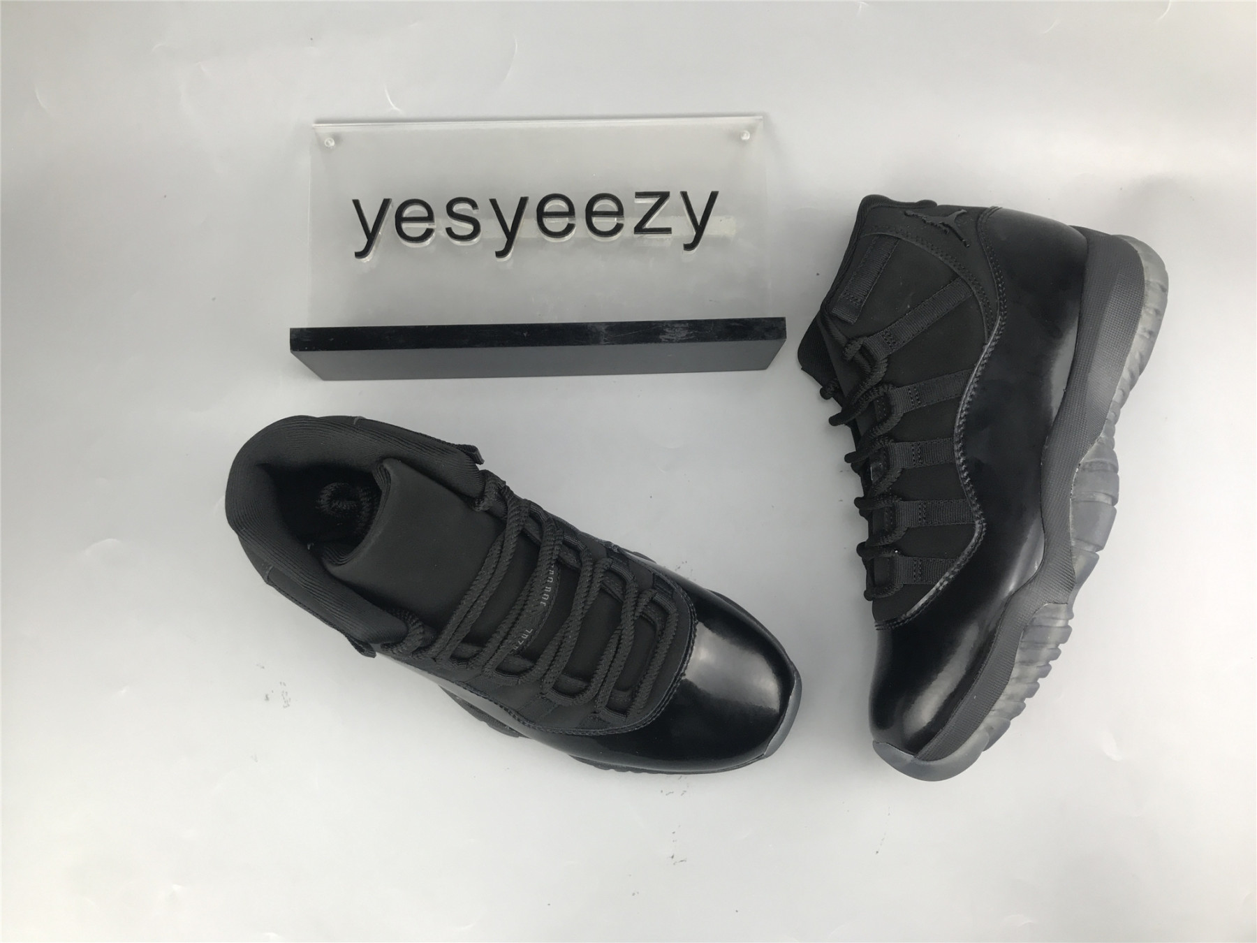 UA AIR JORDAN 11 RETRO